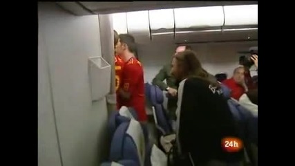 [ смях ] Reina , Xavi и Villa са се почерпили и пеят на Casillas и Sara в самолета