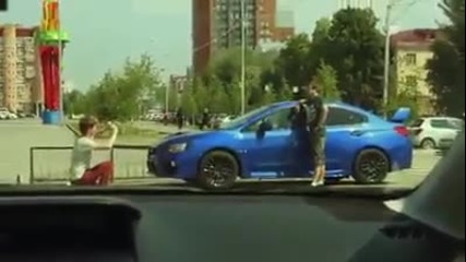 Луди пичове се бъзикат с преминаващи минувачи като сменят цвета на автомобил