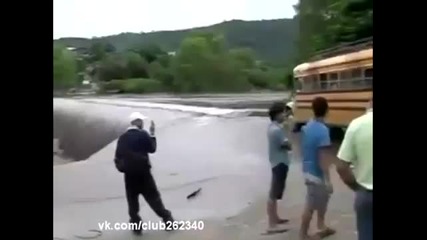 Училищен автобус преминава през бърза река!!
