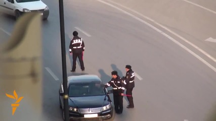 Смях ... Как се става пачка за един ден. Азербайджанската полиция.