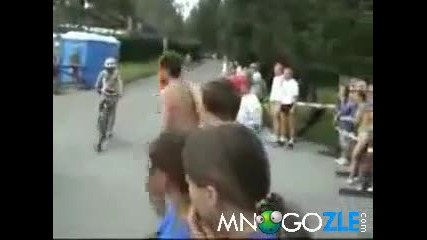 Блондинка на колело