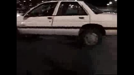 кола дига задните си гуми