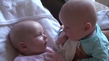 Близнаци се разбират по бебешки
