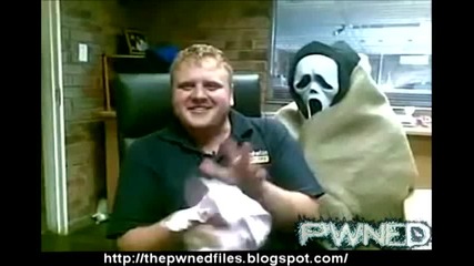 Guy screams like a girl after scare prank! -pwned