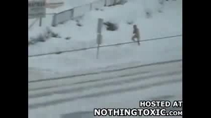 Руснак тича гол в снега 
