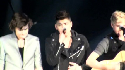 One Direction singing Grenade - Harry acting crazy!