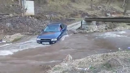 Ауди 4х4 през реката в с.градежница!