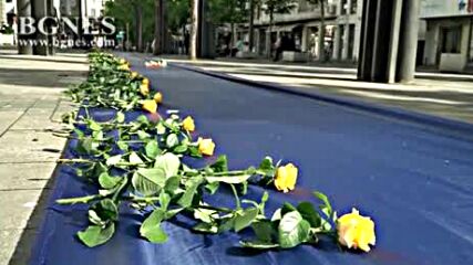 Войната в Украйна: София почита жертвите със 100-метрово синьо платно