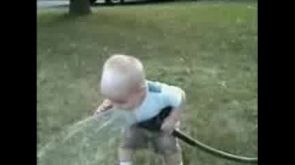 Много сладък малчуган се опитва да пие вода но нещо не става.