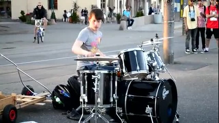 Талант свири на барабани ,взриви публиката от улицата!