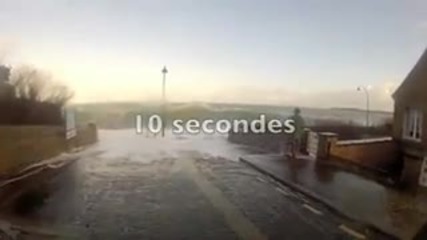Голяма вълна отнася фотограф