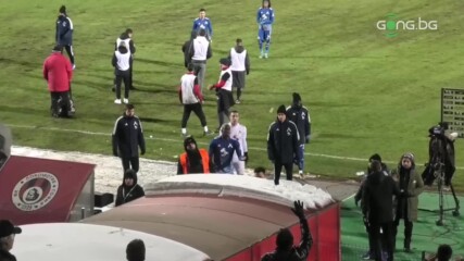 Фенове на Локо Сф замерят играчи на Левски със снежни топки
