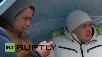 German: Russian iPhone enthusiasts CAMP outside Berlin Apple shop for i6S launch