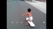 Двегодишно австралийче изуми света със скейтборд уменията си