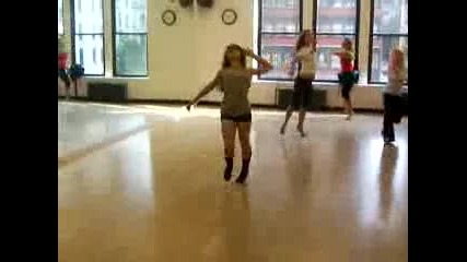 Cool Dance||maceto ima mnogo qk zadnik :d 