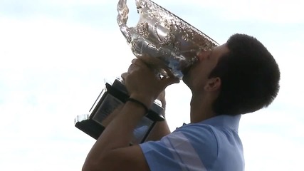 Novak Djokovic с трофея си от Australian Open 2011 