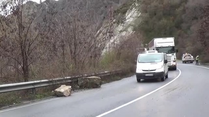 Огромен скален къс падна на пътя при Кресненското дефиле