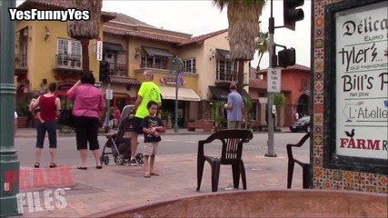 " Дух " бута стол ,стряска хората по улицата