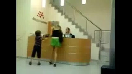 Хлапе побърква майка си !!! (смях)