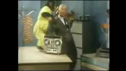 Много Агресивна Маймуна