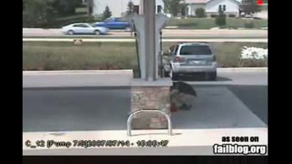 Този мъж забрави да дръпне ръчната спирачка!!смях