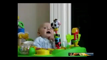 Бебе се плаши до смърт от смразяващ крикет фен!