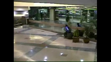 Циганин се изсира в мол (охранителна камера) 