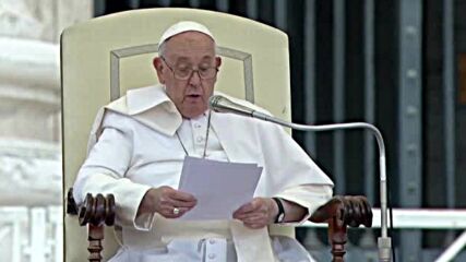 Папа Франциск повози няколко деца на папамобила