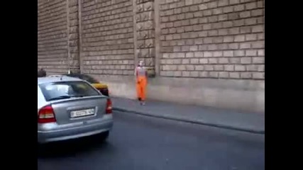 Клоун прави шоу на улицата