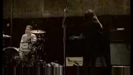 Arctic Monkeys - Do Me A Favour [live At The Apollo Dvd]