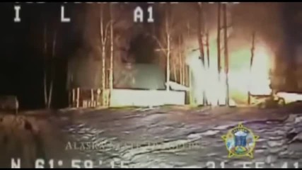 Супер интересно видео!куче помага на полицейска кола, да стигне до горяща къща.