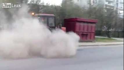 Безумно чистене на тротоар в град
