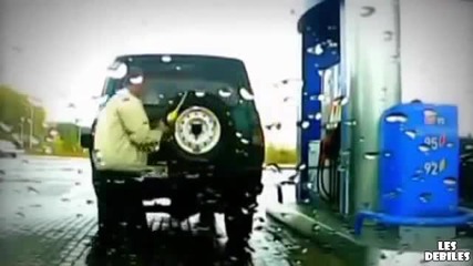 Ето как руснак зарежда колата си когато е къс маркуча !