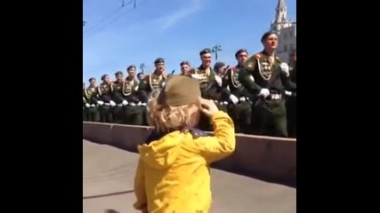 Вижте Силата на Руският дух! Малко детенце отдава чест пред войниците