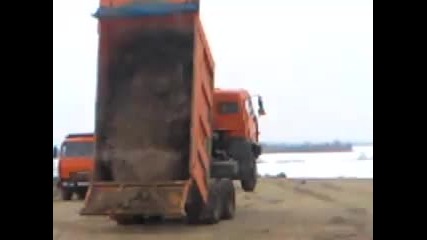 Човек кара Камаз на задна гума..