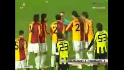 Футболисти на Галатасарай и Фенербахче си спретнаха меле