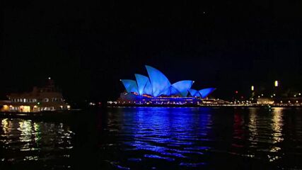 Операта в Сидни бе осветена в синьо в знак на почит към загинали полицаи (ВИДЕО)