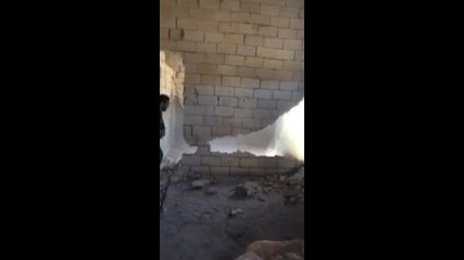 Циганин разбива стена по странен и самоубийствен начин!