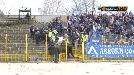 Mасов бой с камъни по трибуните в Пловдив