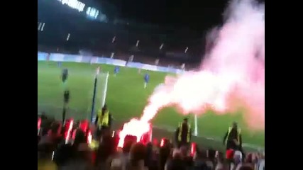 Феновете на Арсенал пощуряват на Stamford Bridge 07.02.2010 