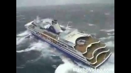 Хипер големи вълни за малко да обърнат огромен круизен кораб
