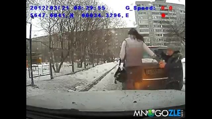 Жена шофьор паркира по доста странен начин
