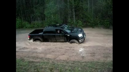 Toyota Tundra в един метър вода 