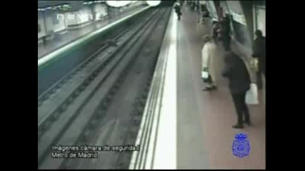 Полицай спасява пиян мъж, паднал в релсите на метрото