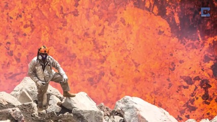 Авантюрист се спуска в кратера на активен вулкан
