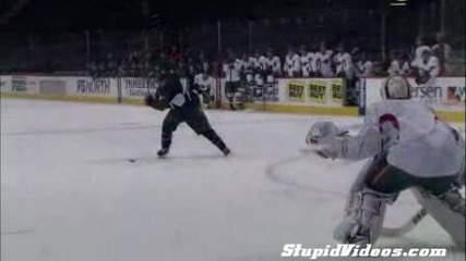 изумителна дузпа на хокей на лед 