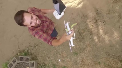 Хитро вземане на дрон паднал на покрива на къща