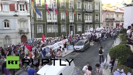 Portugal: Lisbonites rally for 'Oxi' voters outside EU offices