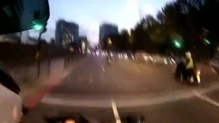 Реакцията на моторизиран полицай след като жена потегля на червен светофар