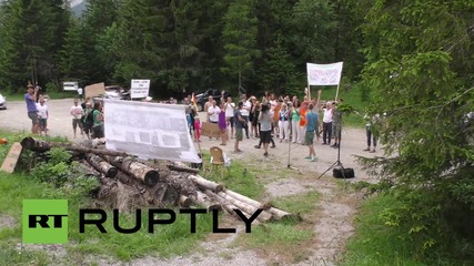 Austria: Activists protest "Bilderberg Mafia" outside conference grounds